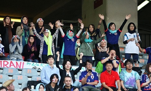 حجاب دختران ژاپنی در ورزشگاه آزادی +عکس
