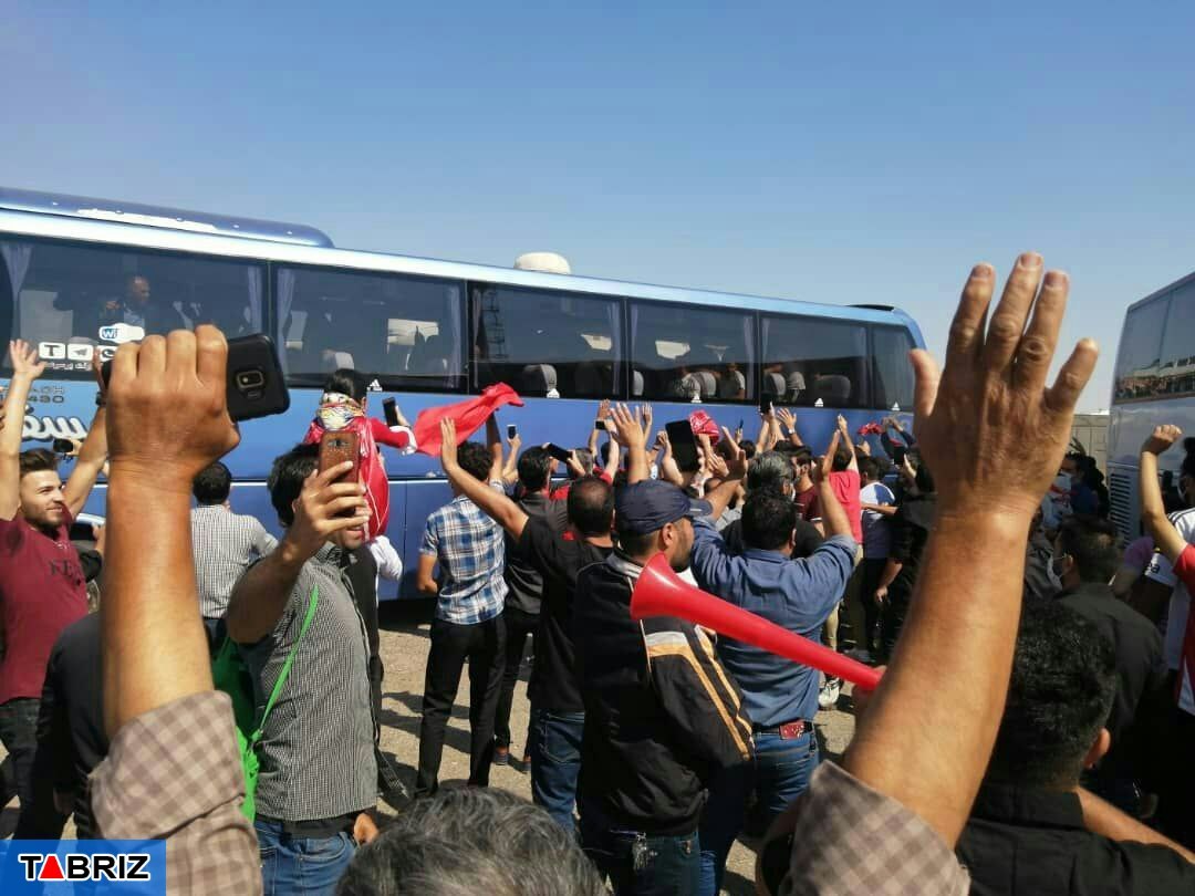 استقبال هواداران از تیم تراکتور بعد از قهرمانی در فرودگاه شهید مدنی تبریز/عکس و فیلم