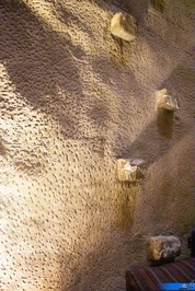 آب انبار تاریخی دروازه مهریز یزد به عنوان یکی از شاهکارهای اصلی و منحصر به فرد معماری و تاریخی ایران و یزد پذیرای مسافران داخلی و خارجی است.