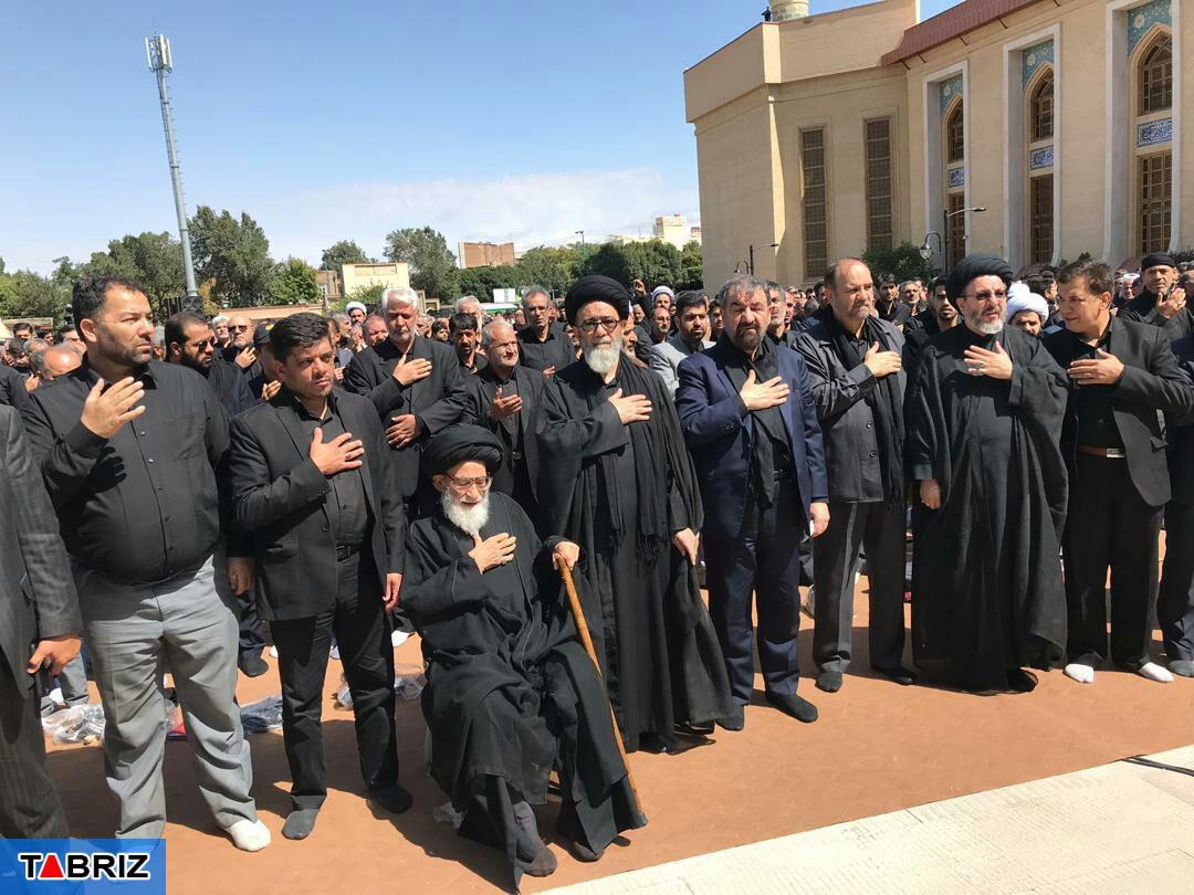 اقامه نماز ظهر عاشورا در تبریز با حضور دبیر مجمع تشخیص مصلحت نظام/تصاویر