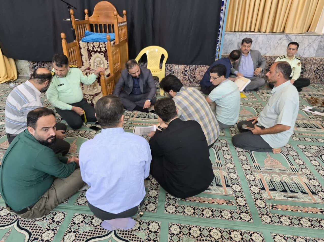 از ملاقات چهره به چهره دکتر کرمی دادستان انقلاب اسلامی شهرستان لنگرود با مردم شهرکومله درمسجد جامع این شهر